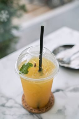 Mango soda beyaz masa