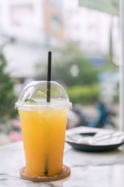 Mango soda beyaz masa