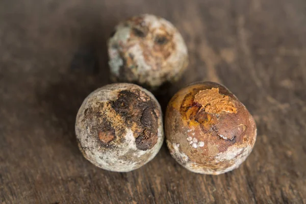 Rotten and fresh tangerine fruit with mold. — Stock Photo, Image