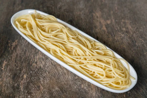 Prato de macarrão de espaguete em uma placa branca — Fotografia de Stock