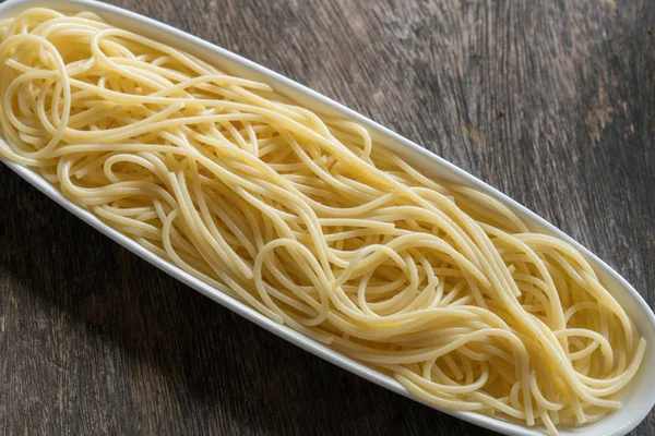 Spaghetti pasta bord op een witte plaat — Stockfoto