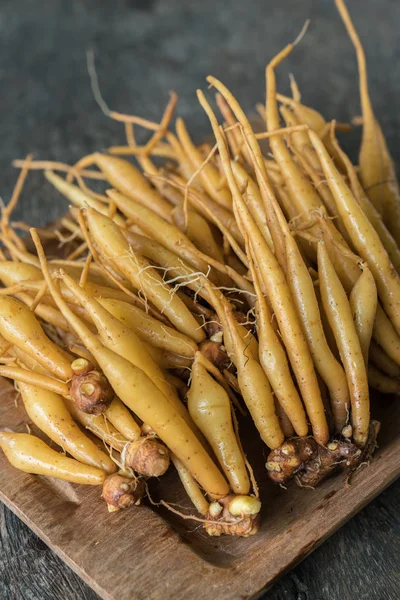 Ingrediente de tailandia especias llamadas galingala sobre fondo de madera . — Foto de Stock