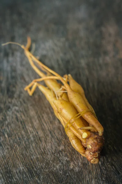 Madde Tayland baharat galingale ahşap arka plan üzerine aradı..