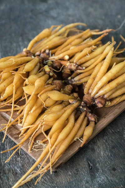 Madde Tayland baharat galingale ahşap arka plan üzerine aradı..