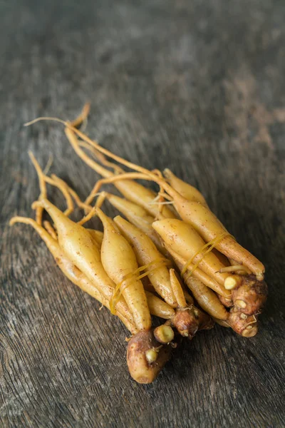 Madde Tayland baharat galingale ahşap arka plan üzerine aradı..