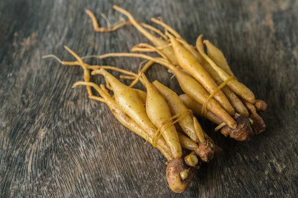 Madde Tayland baharat galingale ahşap arka plan üzerine aradı..