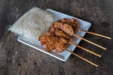 Yapışkan ric ile ızgara domuz