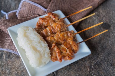 Yapışkan ric ile ızgara domuz