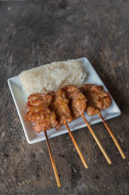 Yapışkan ric ile ızgara domuz