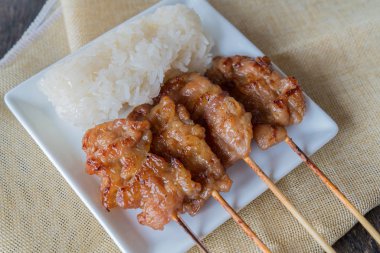 Yapışkan ric ile ızgara domuz