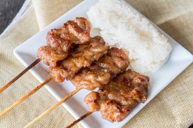 Yapışkan ric ile ızgara domuz