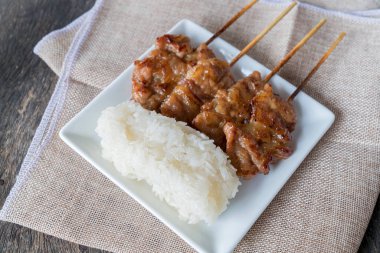 Yapışkan ric ile ızgara domuz