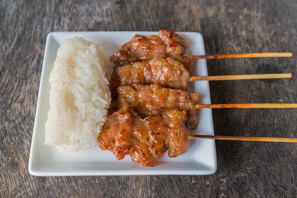 Yapışkan ric ile ızgara domuz