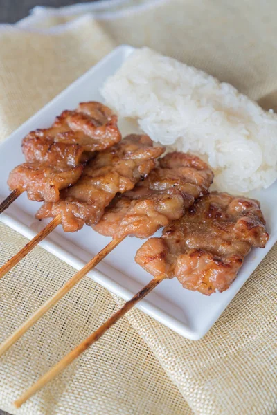 Yapışkan ric ile ızgara domuz