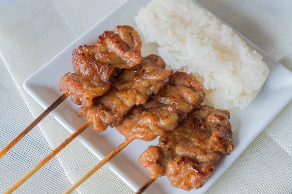 Yapışkan ric ile ızgara domuz