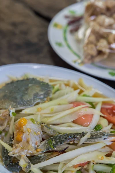 Salada de mamão com caranguejo — Fotografia de Stock