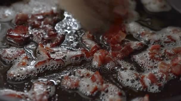 Bacon matlagning i stekpanna — Stockvideo