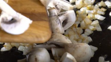 kızartma tavası üzerine doğranmış soğan