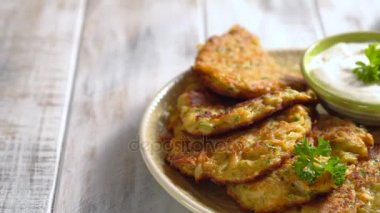 Patates, havuç, kabak ile sebze börek Ranch sos ile.