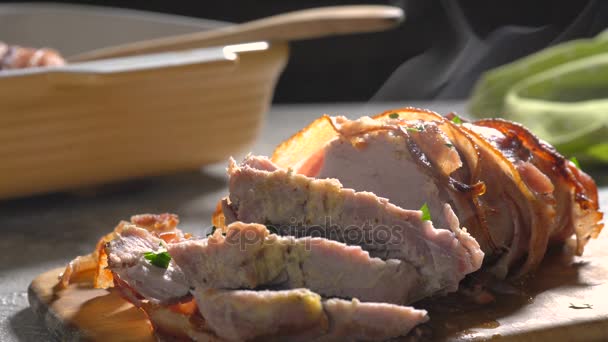 Carne de porco embrulhada em bacon — Vídeo de Stock