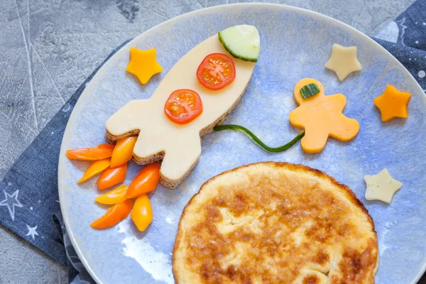 Funny breakfast with cheese sandwich and a omelette — Stock Photo, Image