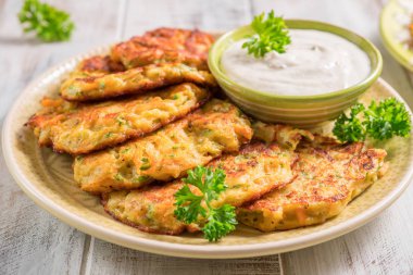 Patates, havuç, kabak ile sebze börek Ranch sos ile.