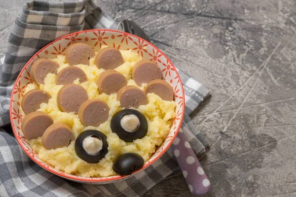 Purè di patate con salsiccia, arte alimentare per bambini — Foto Stock