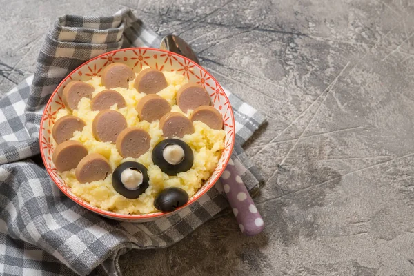 Картопляне пюре з сосискою, харчове мистецтво для дітей — стокове фото