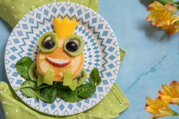 Завтрак для детей - блин лягушачьего принца — стоковое фото