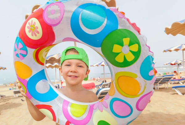 As crianças felizes olham para fora do anel inflável — Fotografia de Stock
