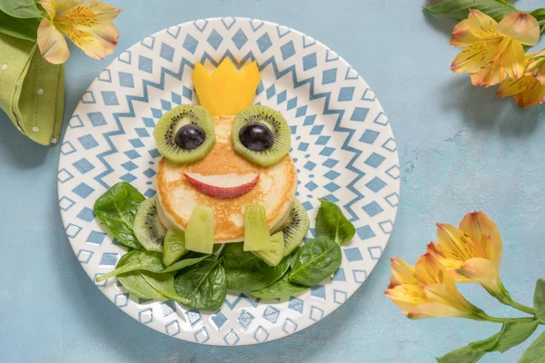 Frühstück für Kinder - Froschkönig-Pfannkuchen — Stockfoto