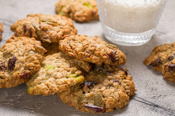 Biscoitos de aveia com cranberry e sementes de abóbora — Fotografia de Stock