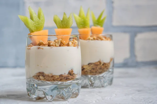 Parfait de frutas frescas com iogurte e granola para o café da manhã da Páscoa — Fotografia de Stock