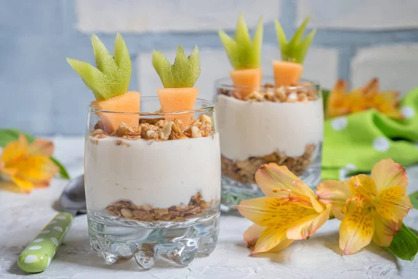 Čerstvé ovoce Parfait s jogurtem a müsli pro Velikonoční snídaně — Stock fotografie