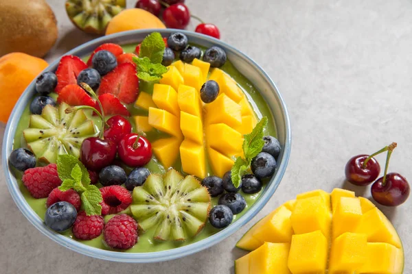 Breakfast green smoothie bowl with fruits and berries — Stock Photo, Image