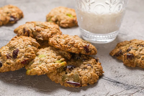 Biscoitos de aveia com cranberry e sementes de abóbora — Fotografia de Stock