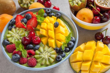 Kahvaltı yeşil smoothie kase meyve ve çilek ile