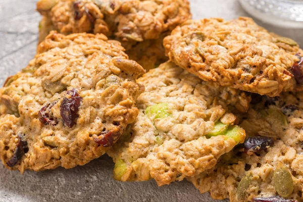 Biscoitos de aveia com cranberry e sementes de abóbora — Fotografia de Stock