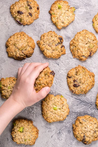 Biscotti di farina d'avena con mirtillo rosso e semi di zucca — Foto Stock