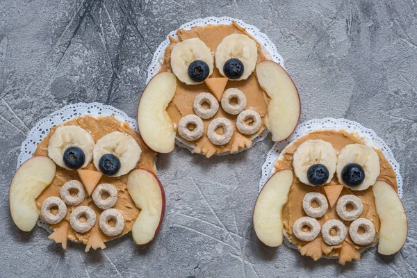 Grappige uil met pindakaas en fruit op rijstwafel — Stockfoto