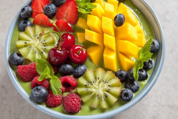 Breakfast green smoothie bowl with fruits and berries — Stock Photo, Image