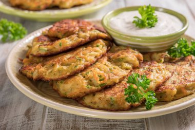 Patates, havuç, kabak ile sebze börek Ranch sos ile.