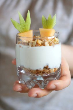 Yoğurt ve granola Paskalya kahvaltı için taze meyve parfe