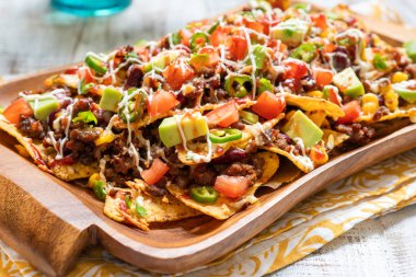 Nacho Mısır tortilla cips peynir, et, guacamole ve kırmızı baharatlı sosu ile
