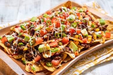 Nacho Mısır tortilla cips peynir, et, guacamole ve kırmızı baharatlı sosu ile