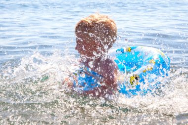 küçük çocuk oyun su ve sıçrama yapma