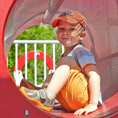 tünelde oyun oynarken sevimli çocuk