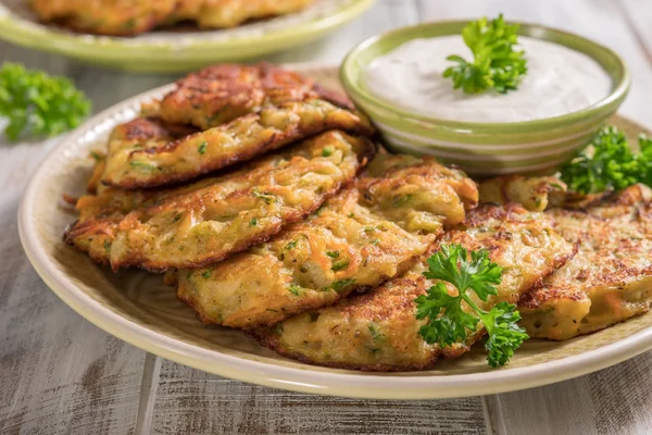 Frittelle di verdure con patate, carote, zucchine servite con salsa Ranch . — Foto Stock