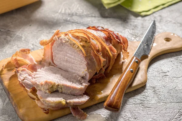 Schweinefleisch mit Speck — Stockfoto