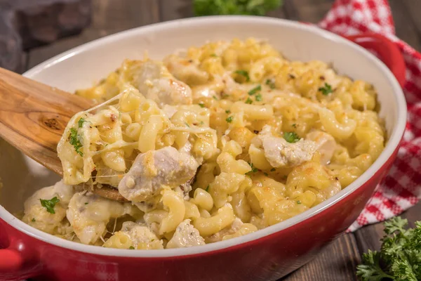 Macaroni with cheese, chicken — Stock Photo, Image